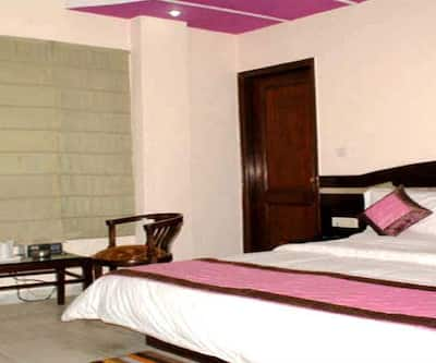 https://imgcld.yatra.com/ytimages/image/upload/t_hotel_yatra_city_desktop/v1431321493/Domestic Hotels/Hotels_New Delhi/Hotel Safron/Bedroom.jpg